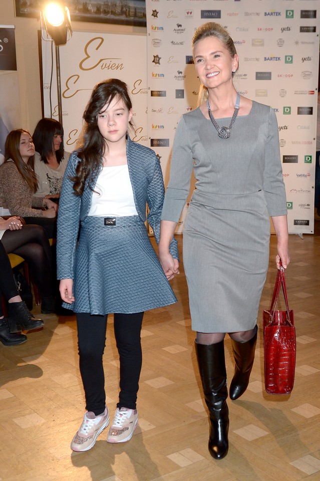 Gwiazdy z dziećmi na zimowym pokazie mody - Plejada.pl