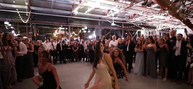 Fenomenalny taniec panny młodej na weselu. Jeszcze takiego nie widzieliście!