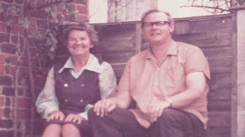 Entoni, na slici sa majkom, kojoj je bio privržen. Umrla je nikad ne saznavši ko joj je ubio sina | Foto: BBC