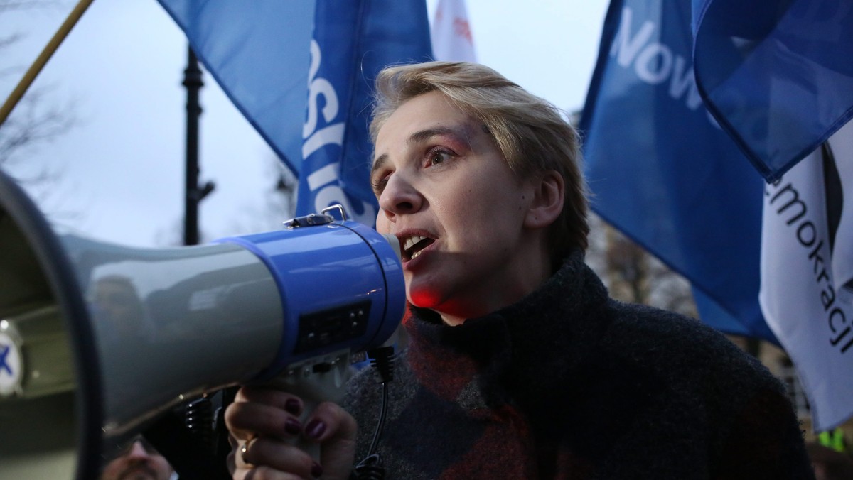 Domagamy się odebrania Bartłomiejowi Misiewiczowi złotego medalu "Za Zasługi dla Obronności Kraju"; prace komisji PiS pokazały, że nie było merytorycznych przesłanek przyznania odznaczenia - oświadczyła posłanka Nowoczesnej Joanna Scheuring-Wielgus.