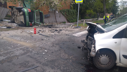 Durva karambol a XVIII. kerületben: az egyik autó felborult, tűzoltók is érkeztek a helyszínre – fotók