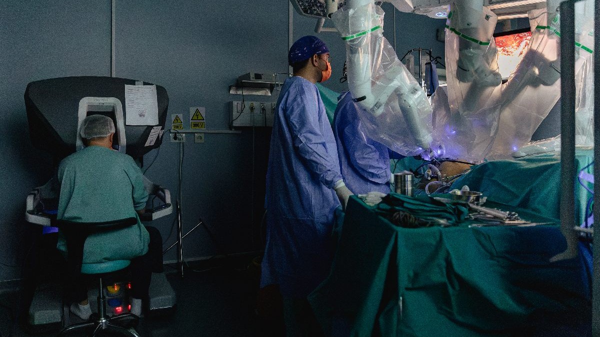 Chirurgie robotică, după 15 ani de pauză la Spitalul „Burghele”. Cum i-au salvat medicii singurul rinichi unui bărbat cu un robot de 3 milioane de euro