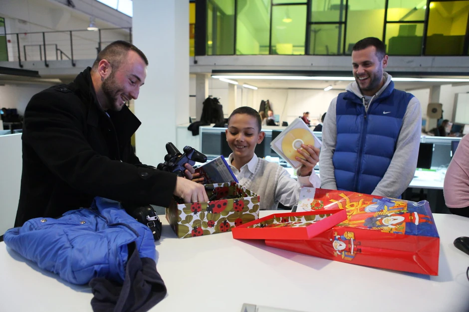 Jovan Micković doneo je soni za Nikolu, a kompanija Dexy Co poklonila mu je đak pun igračaka