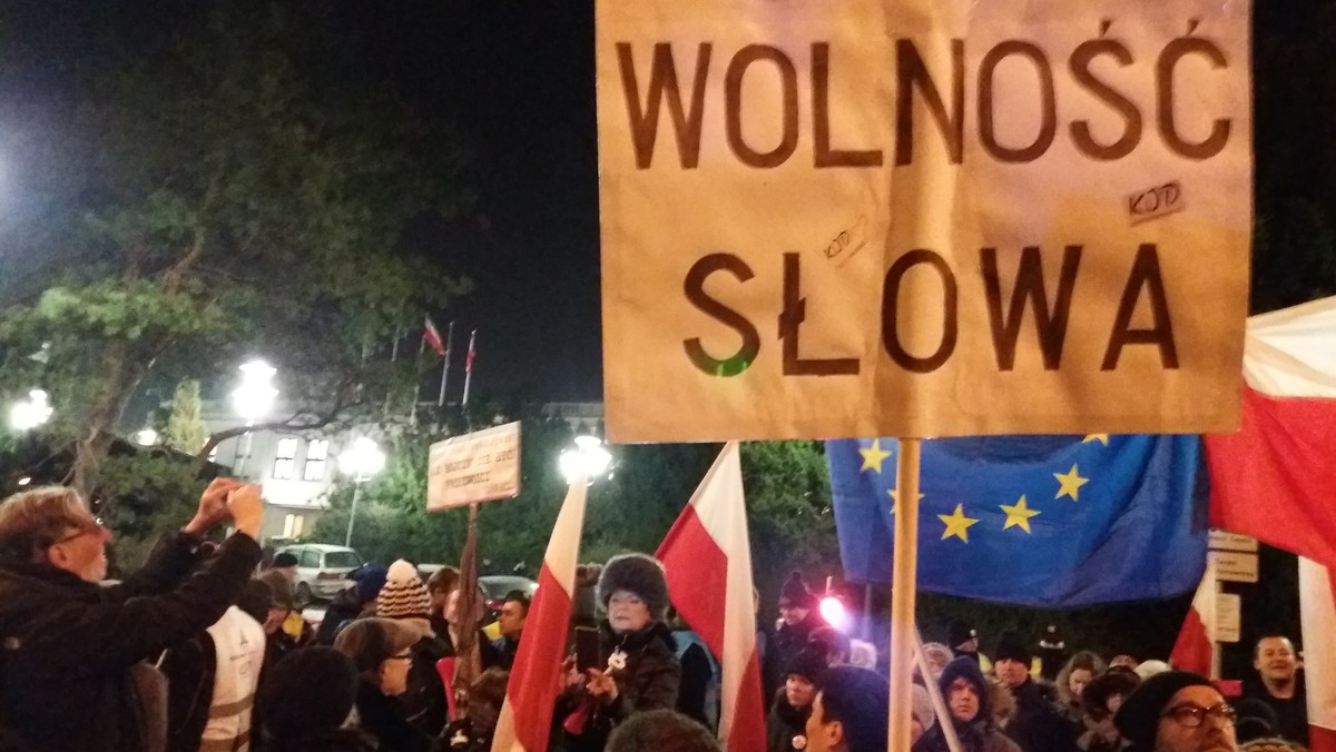 "Wolne media!" Trwa protest przed Sejmem RP