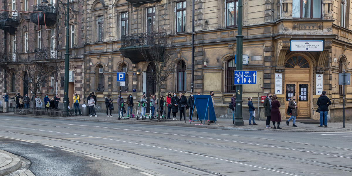 Kilometrowe kolejki pod punktami MPK. 