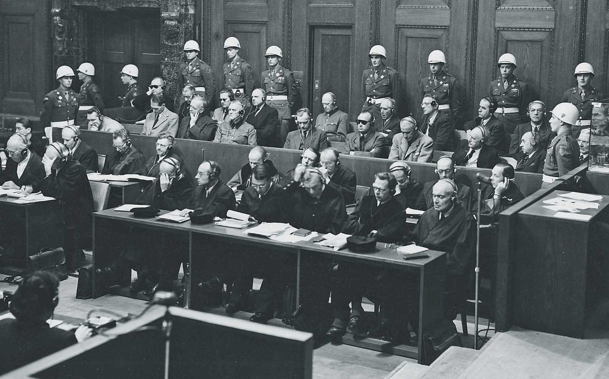 Proces w Norymberdze. Na ławie oskarżonych w pierwszym rzędzie: Goering, Hess, Von Ribbentrop, Keiter, Rosenberg, Frank, Frick, Streicher, Funk i Schacht. 23 listopada 1945 r.