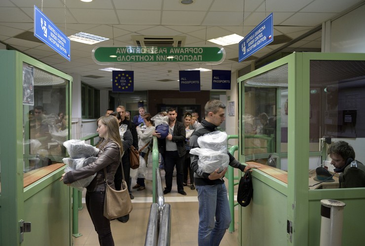 Do niedawna przewóz wyposażenia wojskowego poza granice kraju był niemożliwy ponieważ zabraniała tego ustawa z 29 listopada 2000 roku 'O obrocie z zagranicą towarami, technologiami i usługami o znaczeniu strategicznym dla bezpieczeństwa państwa, a także dla utrzymania międzynarodowego pokoju i bezpieczeństwa'. <br>Na zdjęciu: Wolontariusze z Ukrainy z hełmami dla ukraińskich żołnierzy, podczas odprawy na polsko-ukraińskim przejściu granicznym w Medyce.
<br><br>(mgo) PAP/Darek Delmanowicz