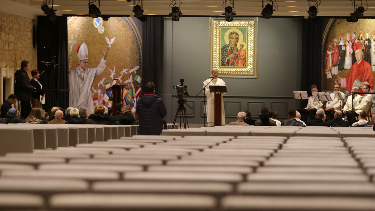 Na Jasnej Górze zakończyły się wykonywane w ostatnich kilkunastu miesiącach prace budowlano-konserwatorskie. Blask odzyskała m.in. nieczynna od wielu lat z powodu złego stanu technicznego Sala Papieska – wczoraj została oficjalnie otwarta i poświęcona.