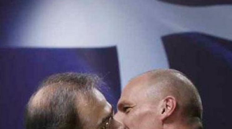 Csók! Szájon kapta elődje a politikust – fotók!