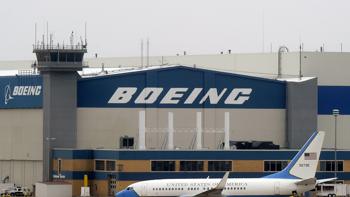 Światowa Organizacja Handlu (WTO) orzekła, że firma Boeing otrzymała co najmniej 5,3 miliarda USD nielegalnych subsydiów i musi się z nich wycofać lub zrekompensować szkody. W zeszłym roku WTO podobnie orzekła ws. subsydiów dla Airbusa.