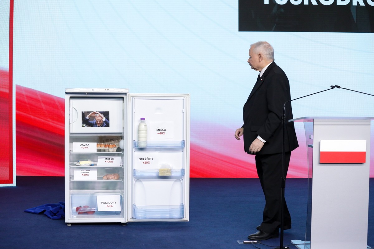 Prezes PiS Jarosław Kaczyński podczas konferencji prasowej w siedzibie partii przy ul. Nowogrodzkiej w Warszawie