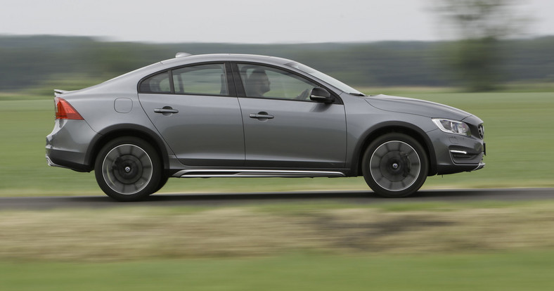 Volvo S60 D4 AWD Cross Country - sedan na szczudłach