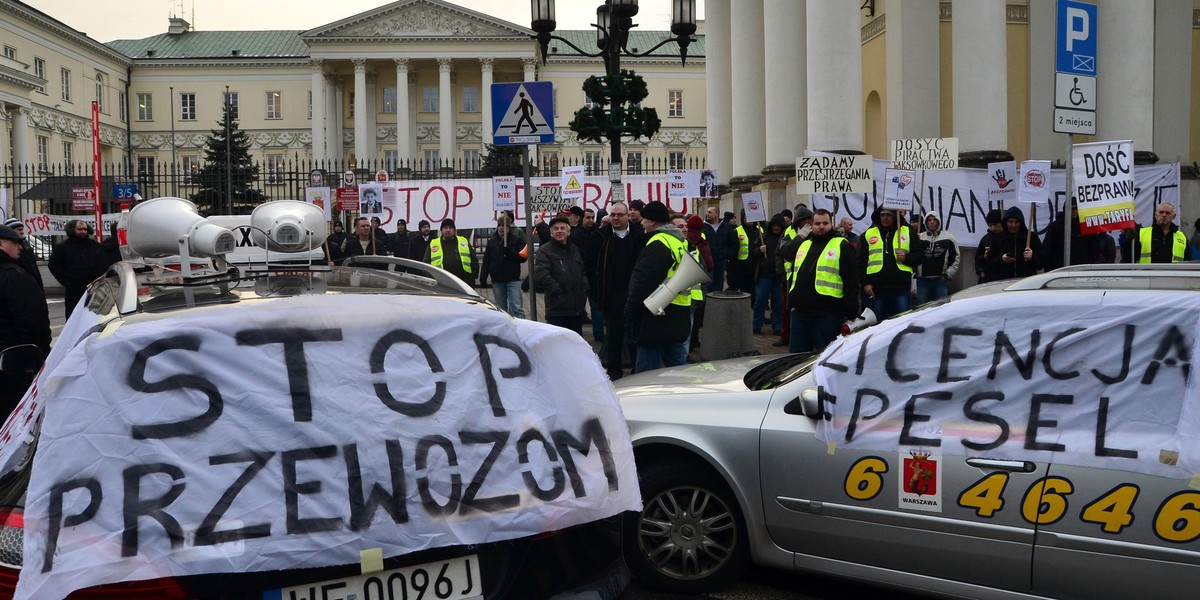 Taksówkarze zaplanowali ogólnopolski protest przeciwko nielegalnym przewoźnikom w Polsce na poniedziałek. Na zdjęciu manifestacja w trakcie jednego z poprzednich, licznych protestów