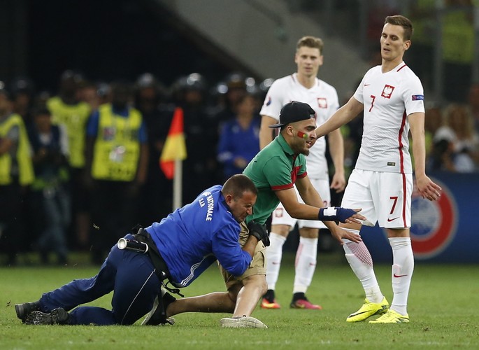 Portugalczycy nie potrafili usiedzieć na miejscu. Wbiegli na boisko. Na szczęście nie... nago