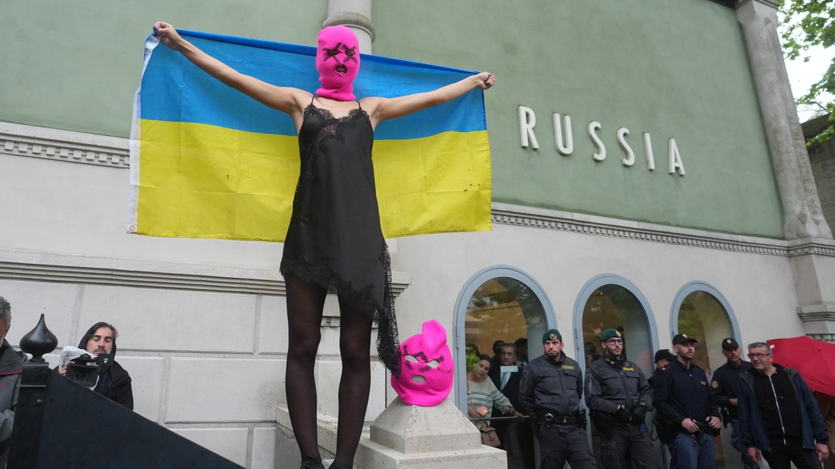 Aktivistkinje Pusi Rajota i Femen protestovale su protiv prisustva Rusije ispred ruskog paviljona, na Bijenalu umetnosti u Veneciji