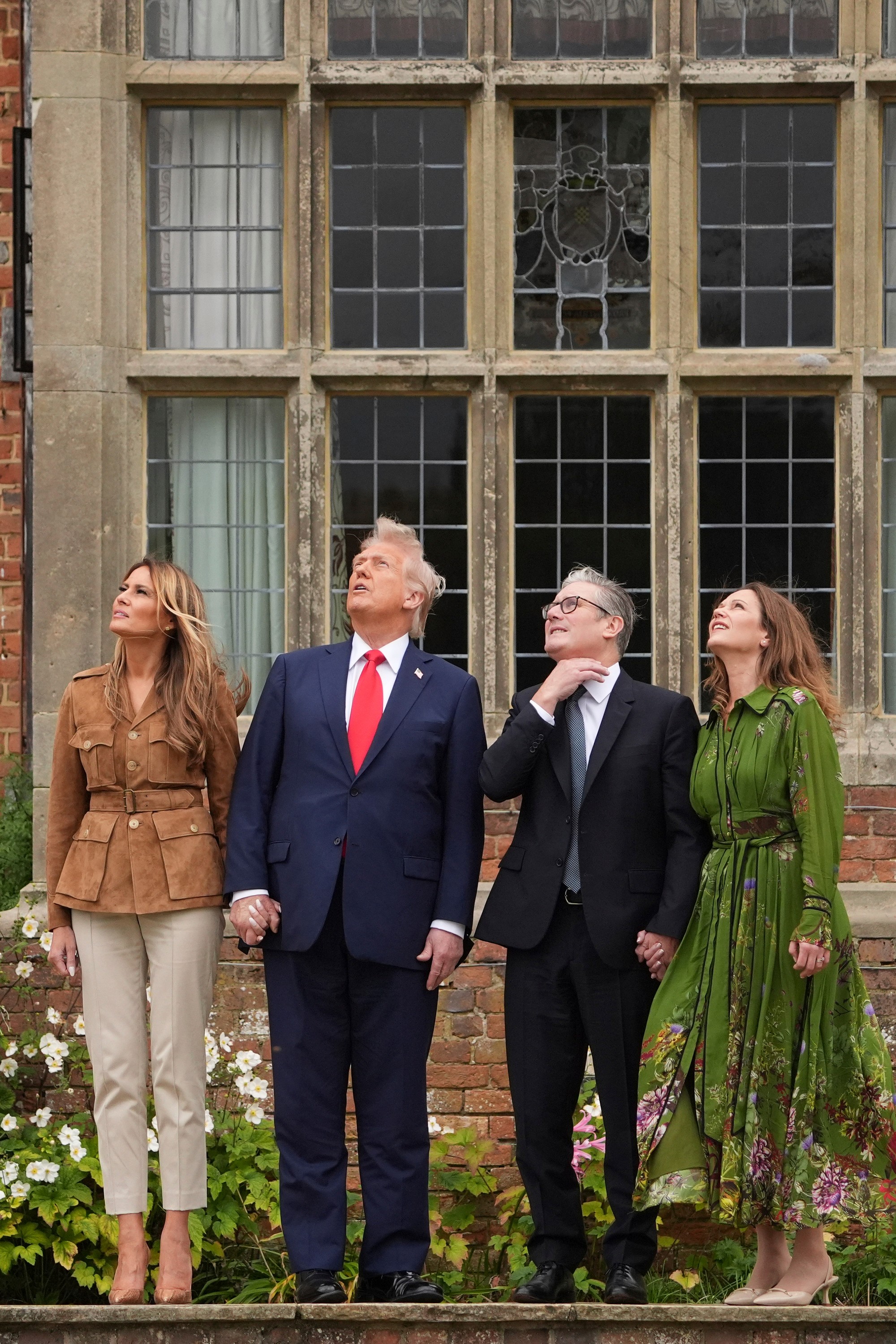 Prezident Donald Trump, prvá dáma Melania Trumpová spolu s britským premiérom Keirom Starmerom a jeho manželkou Victoriou Starmerovou sledujú vystúpenie „Červených diablov“ britského parašutistického pluku.