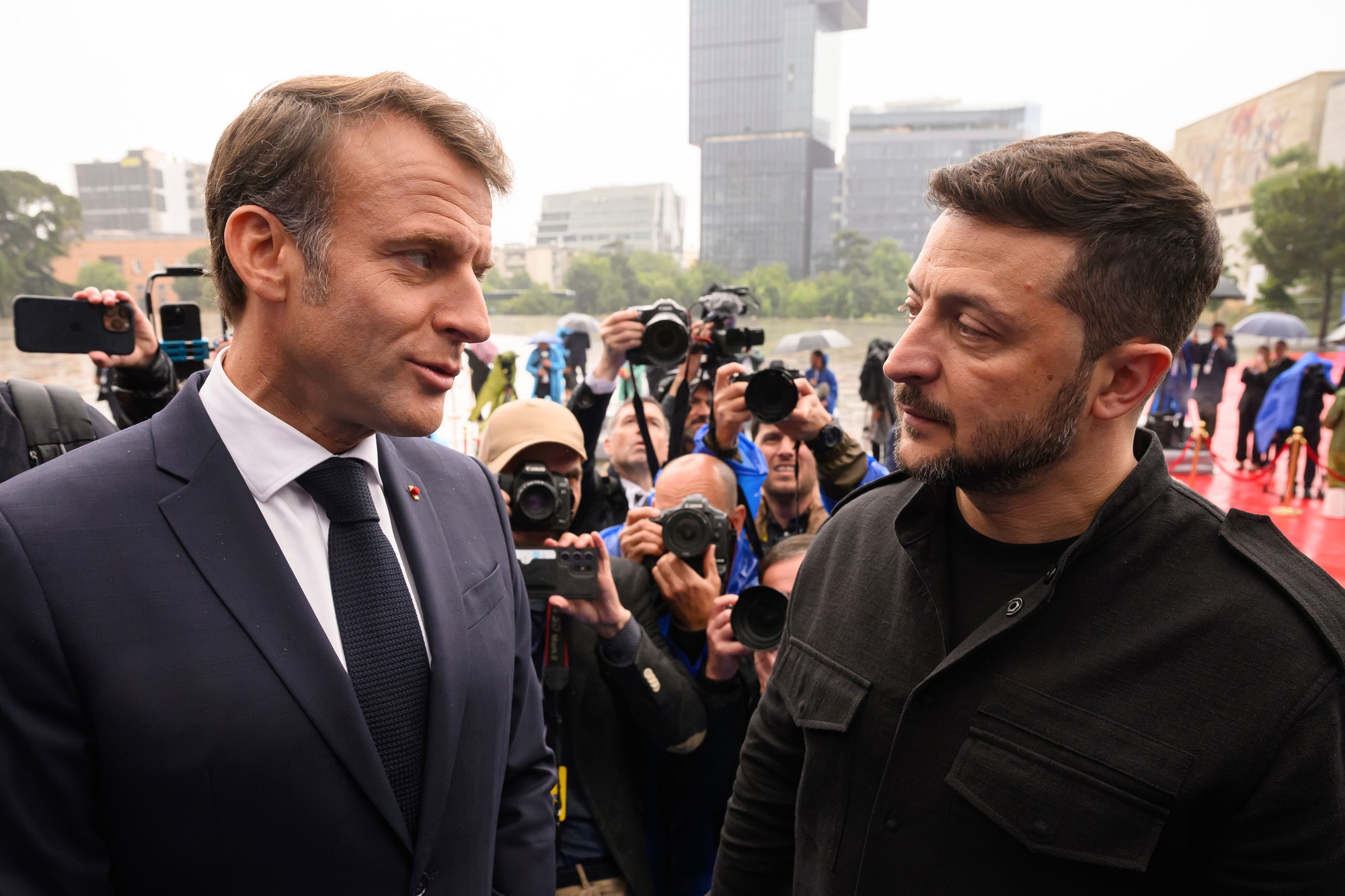 Francúzsky prezident Emmanuel Macron a ukrajinský prezident Volodymyr Zelenskyj.