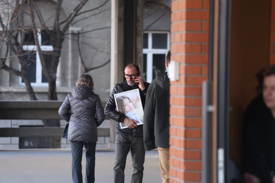 Tata malene Angeline nosi sliku svoje ćerkice