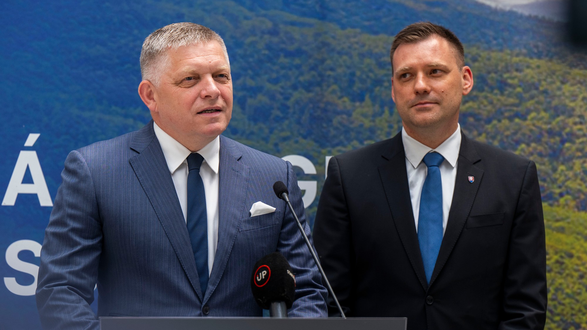 Premiér SR Robert Fico (Smer-SD) a podpredseda vlády a minister životného prostredia SR Tomás Taraba (nominant SNS).
