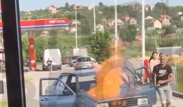 Zapalio se automobil na pumpi
