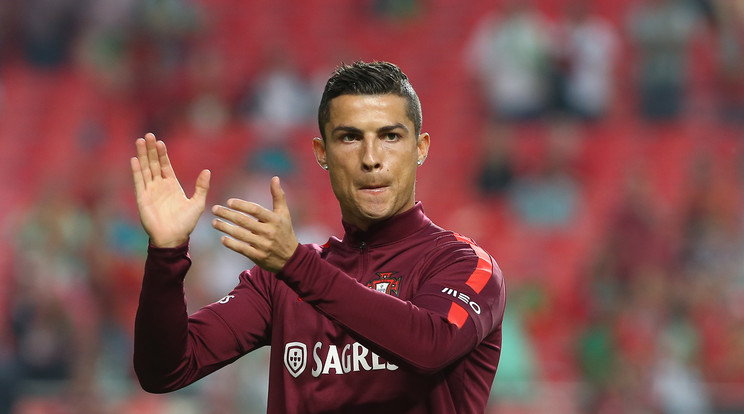 Cristiano Ronaldo ott segít, ahol tud /Fotó: AFP