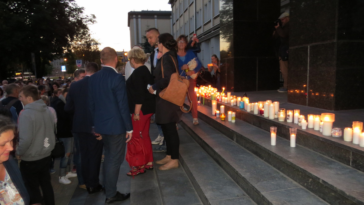 Trzeci raz białostoczanie zgromadzą się dzisiaj pod Sądem Okręgowym w Białymstoku. Trzeci raz zapalą na jego schodach znicze. I trzeci raz przyłączą się do o "Łańcucha Światła" – protestu przeciwko uchwalaniu ustaw zmieniających ustrój prawny w Polsce.
