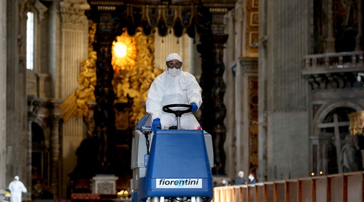 Fertőtlenítik a vatikáni Szent Péter-bazilikát / Fotó: GettyImages