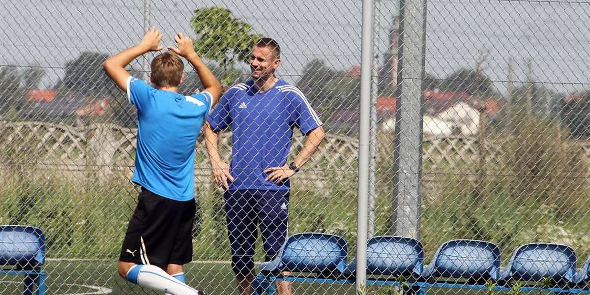 Gancarczyk trenuje na szkolnym boisku