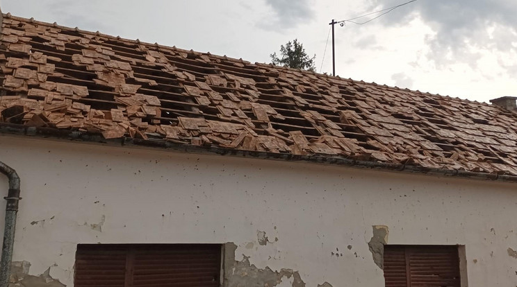 Több épület megrongálódott a Baranya megyei viharban Fotó: Katasztrófavédelem