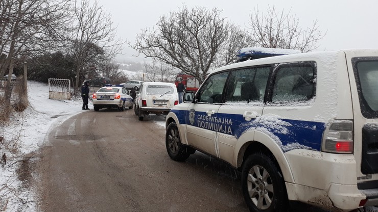 NIS04 POlicija vatrogasci i crveni krst na ulazu u Jasenovik foto Branko Janackovic
