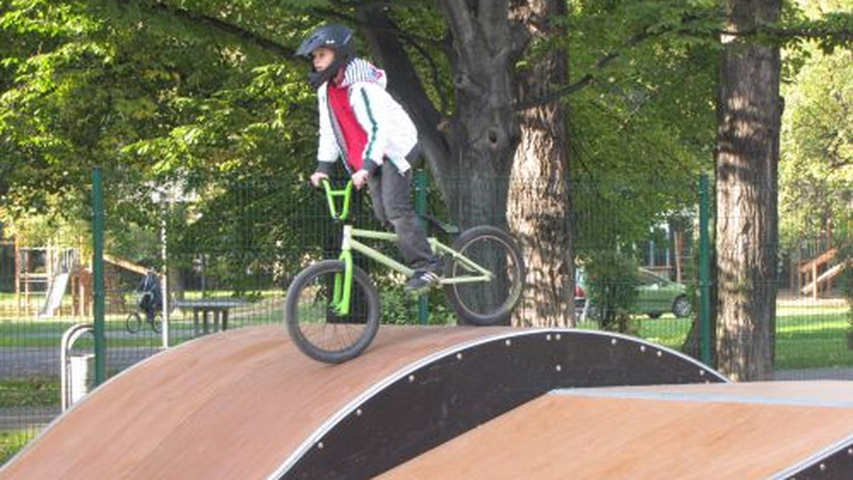 Nyska młodzież korzysta już z supernowoczesnego skateparku wybudowanego przez specjalistyczną amerykańską firmę. Oficjalne otwarcie Nyskiej Ekstremlandii zaplanowano na 21 października - powiedział PAP rzecznik urzędu miasta Artur Pieczarka.