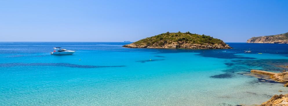 6. miejsce: Majorka - największa w archipelagu Balearów wyspa hiszpańska na Morzu Śródziemnym o długości około 100 km i powierzchni 3600 km². Zamieszkuje ją około 846 000 mieszkańców. Głównym miastem i stolicą wyspy jest Palma de Mallorca. Majorka jest jedną z najchętniej wybieranych przez turystów wysp położonych na Morzu Śródziemnym.