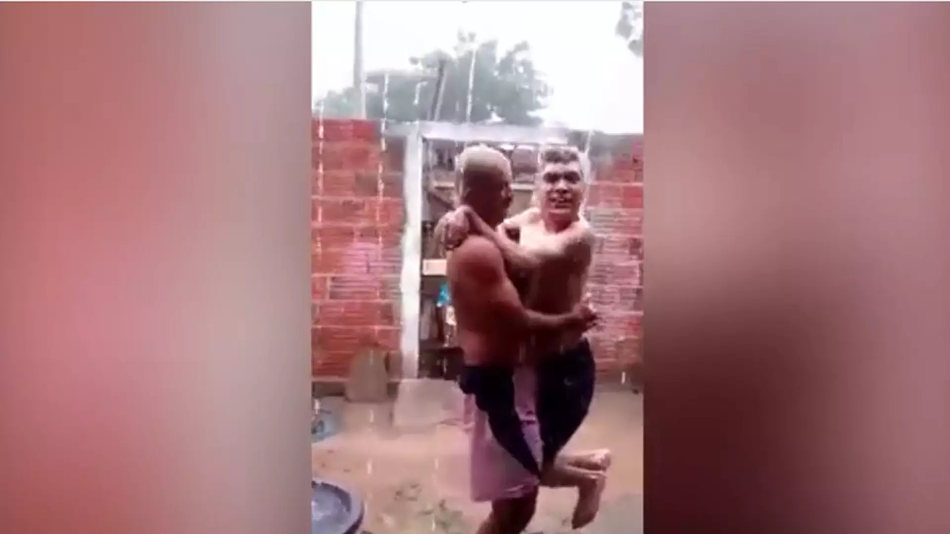 Wzruszające nagranie: ojciec pokazuje sparaliżowanemu synowi, czym jest deszcz