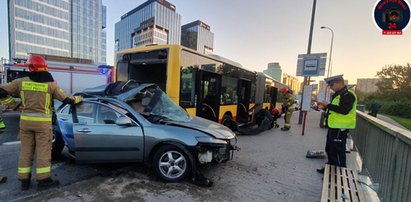 Śmiertelny wypadek w Warszawie. Samochód osobowy wbił się w tył autobusu. Są ranni