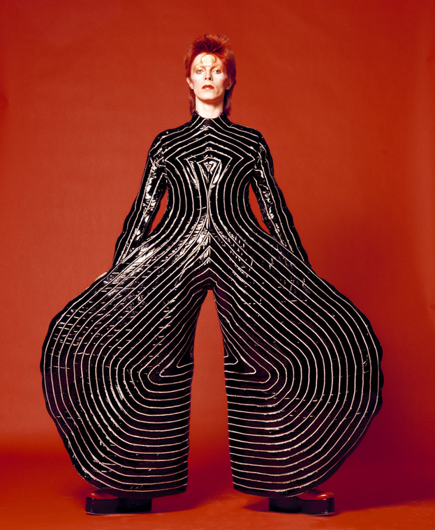 Kostium zaprojektowany przez Kansaiego Yamamoto na potrzeby trasy koncertowej „Aladdin Sane”, 1973, zdj.  Masayoshi Sukita © Sukita /The David Bowie Archive 2012