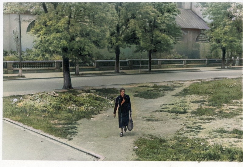 Kobieta z torbą na krakowskich Plantach w 1943 roku.