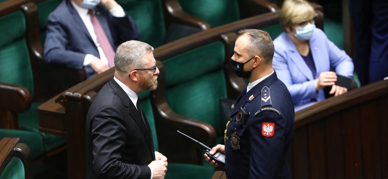 Braun wykluczony z obrad Sejmu za brak maseczki. Ostre słowa marszałek Witek