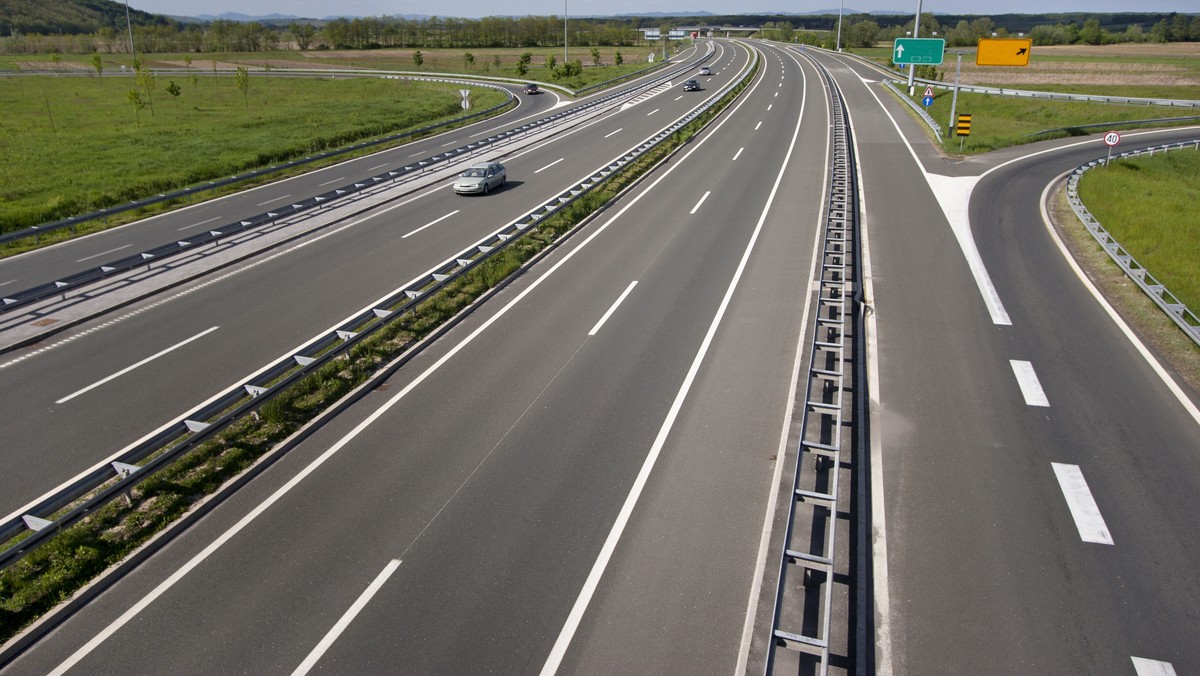 Jutro na autostradzie A4 w okolicy węzła Brzeg w godzinach od 7.00 do 20.00 planowany jest montaż nad jezdnią konstrukcji bramownicy. Wiążą się z tym utrudnienia w ruchu.