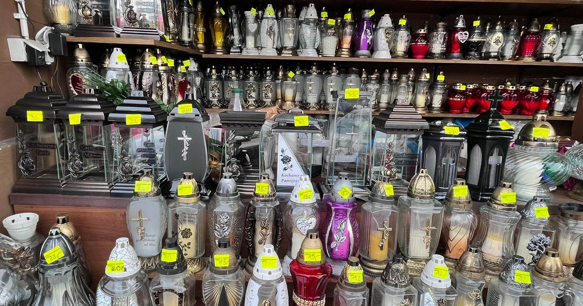 Wojna cenowa między dyskontami. Znicze i kwiaty w wielosztukach
