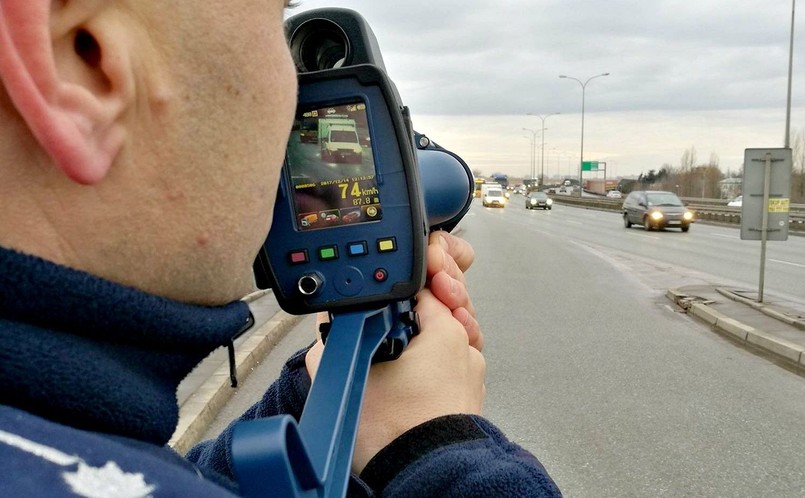 Policja uważa, że na filmie nagranym przez miernik LTI 20/20 TruCam można dokładnie zobaczyć sytuację, w której funkcjonariusz dokonywał pomiaru. Dodatkowo, gdy pojazd zbliży się na ok. 70 m, urządzenie wykona zdjęcie. Z instrukcji wynika, że urządzenie umożliwia pomiar nawet z odległości 1200 m, ale zgodnie z zaleceniami policjanci mają używać tego miernika stojąc 300-400 m od samochodu