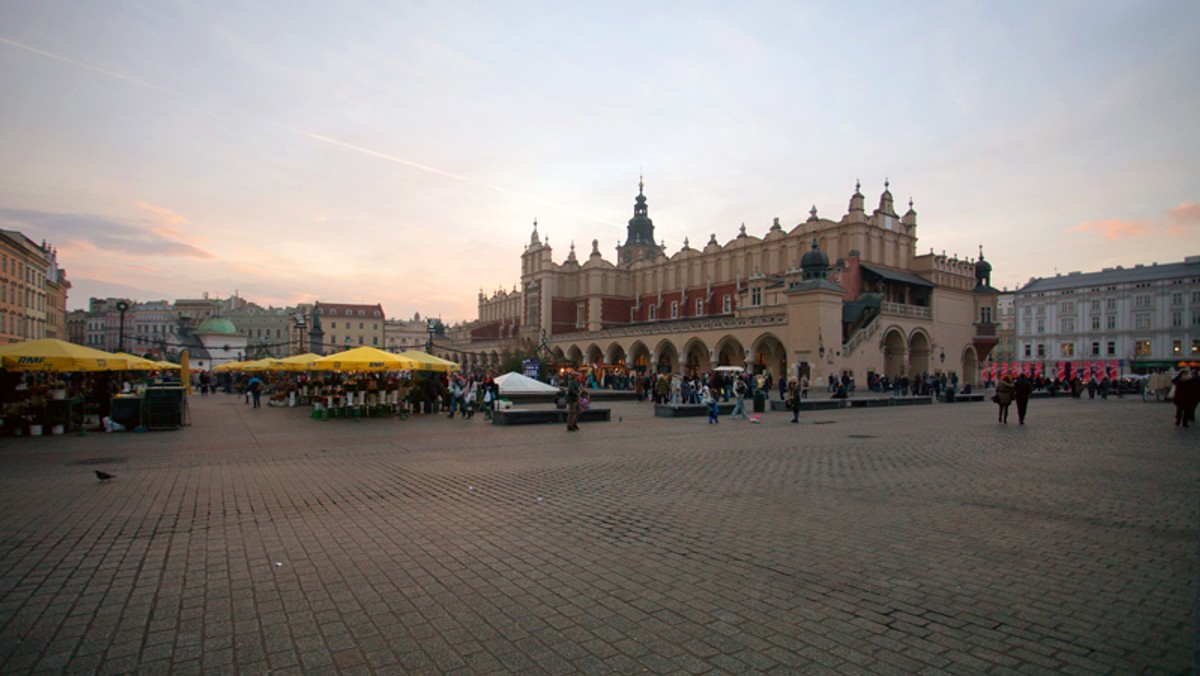 W Krakowie będzie można skoczyć na nartach! W najbliższą sobotę i niedzielę (8 i 9 grudnia) na Rynku Głównym ustawiona zostanie mini-skocznia, na której wszyscy chętni spróbują swoich sił w roli "prawdziwych" zawodników.