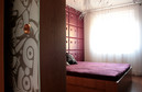 Sypialnia w bordowym kolorze
