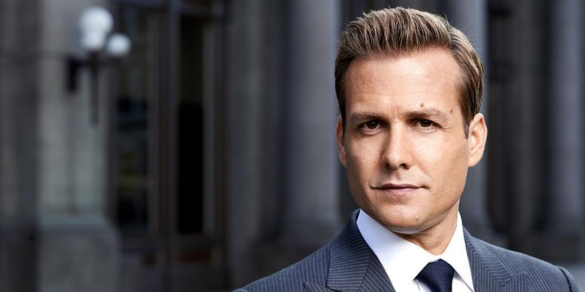 Gabriel Macht jako Harvey Specter w serialu "W garniturach" to przykład bardzo dobrze ubranego mężczyzny w biznesie