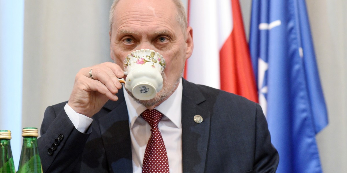 - Zbrodnia smoleńska była pierwszym aktem ataku, brutalnego, straszliwego - mówił Macierewicz.