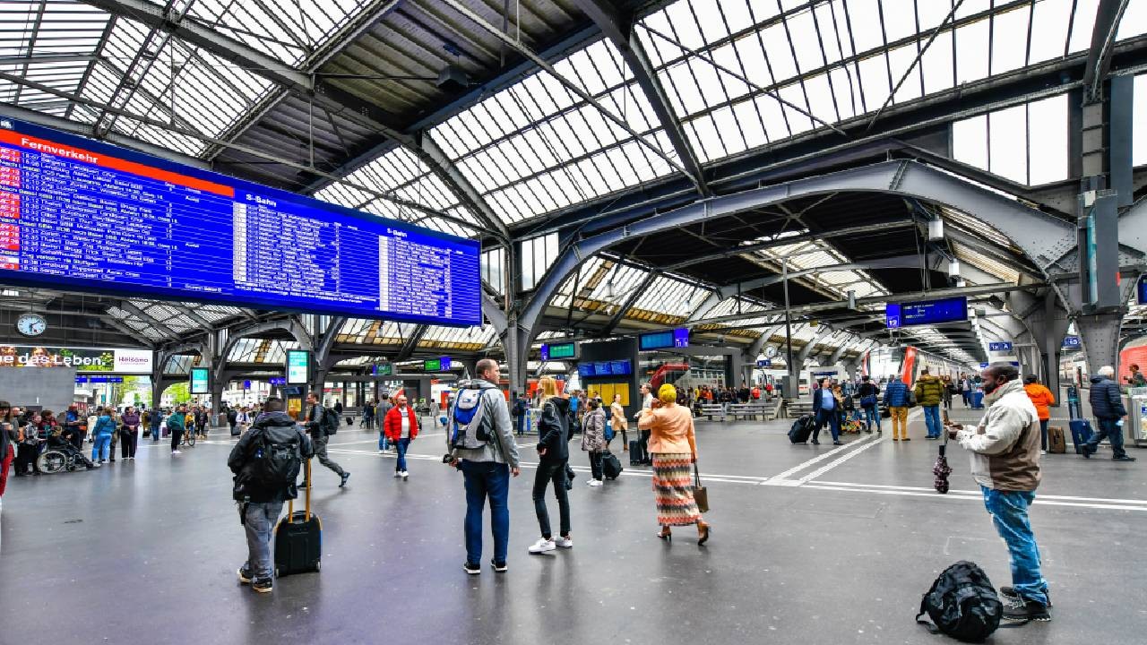 Războiul punctualității: un tren din Germania, care a întârziat 13 minute, nu a mai avut voie să oprească în gara din Zurich, Elveția