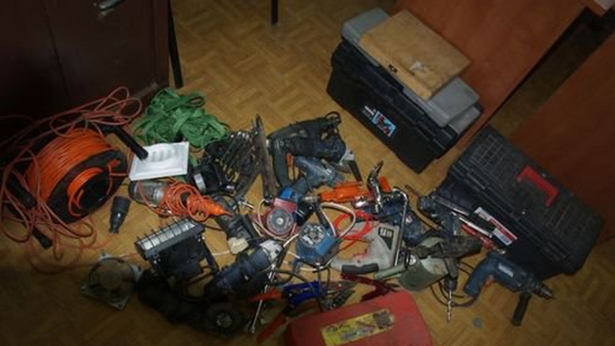Świętokrzyscy policjanci zatrzymali 45-letniego mieszkańca Jędrzejowa, podejrzanego o dokonanie kilkudziesięciu włamań na terenie gminy.