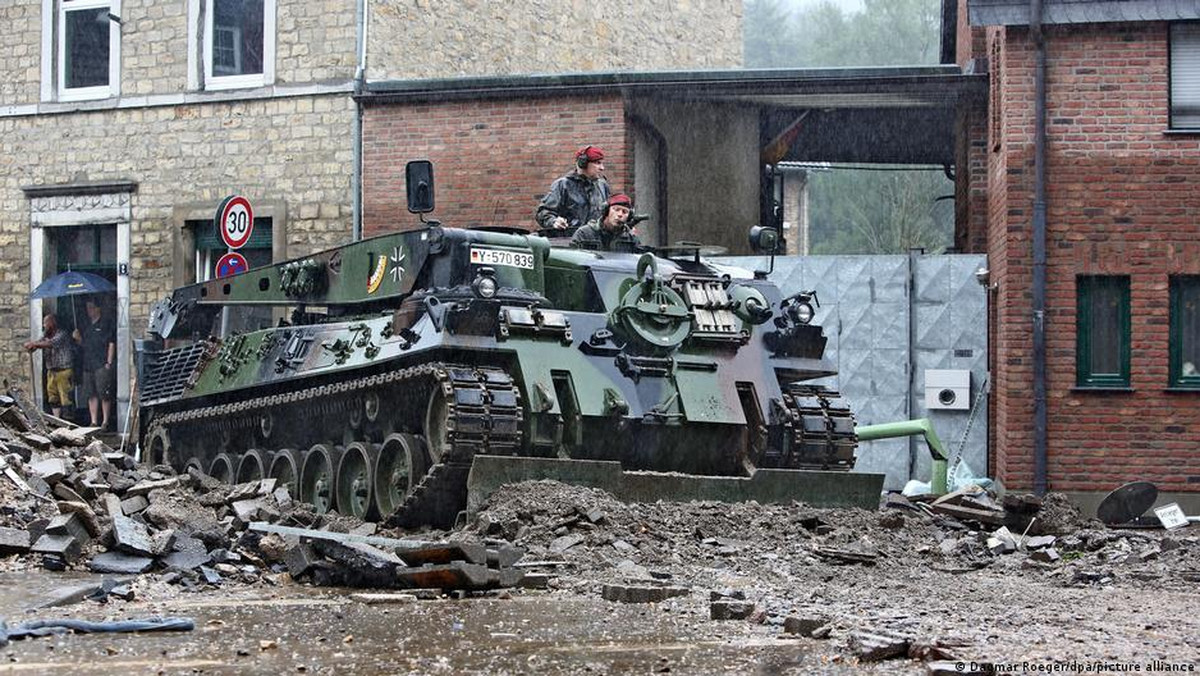 Czołgi Bundeswehry przy usuwaniu gruzu z ulic w Akwizgranie 