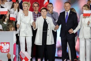 Wieczór wyborczy Andrzeja Dudy w Pułtusku. Na zdjęciu: Agata Kornhauser-Duda, Beata Szydło, Andrzej Duda, Kinga Duda, 12 lipca 2020 r.