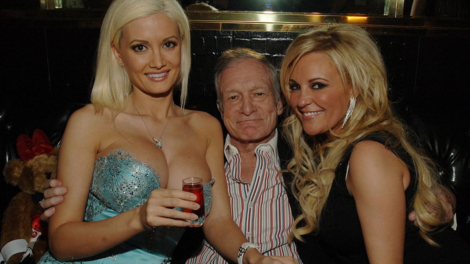 Holly Madison (z lewej), Hugh Hefner i Bridget Marquard