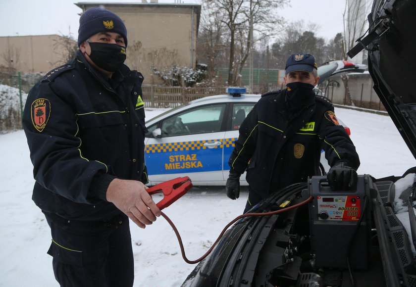 Strażnicy uruchamiają zamarznięte auto 